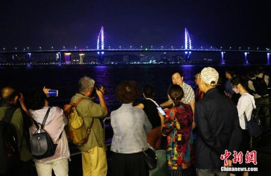 港珠澳大桥举行开通仪式 民众期待一小时生活