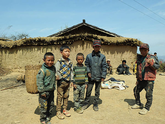 四川省大凉山区美姑县拉木阿觉乡马依村的几名孩子站在村里的一处空地上(3月25日摄)。 新华社记者 陈地 摄
