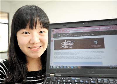 18日，杨斯涵打开电脑看她被美国哈佛大学录取的通知。 重庆晨报记者 李斌 摄
