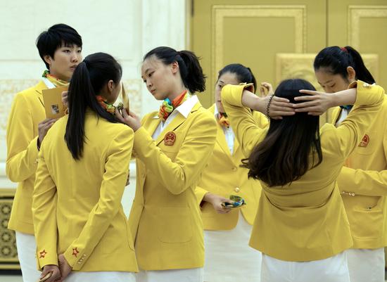 这是中国女子排球队运动员在会见前交谈。新华社记者马占成摄