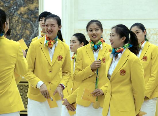 这是中国女子排球队运动员在会见前交谈。新华社记者马占成摄