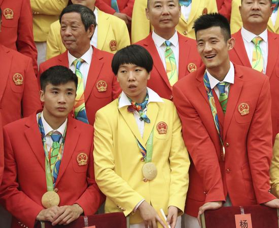 这是参加会见的运动员曹缘、李晓霞和谌龙(前排从左至右)。新华社记者兰红光摄