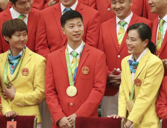 这是参加会见的运动员钟天使、马龙和吴敏霞(前排从左至右)。新华社记者兰红光摄