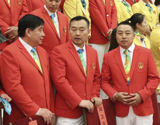 这是参加会见的教练员王义夫、孔令辉和刘国梁(前排从左至右)。新华社记者兰红光摄