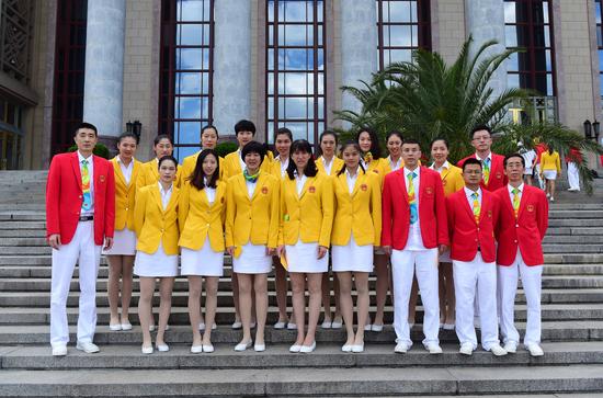 这是会见前，中国女子排球队运动员和教练员等在人民大会堂前合影。新华社记者张铎摄