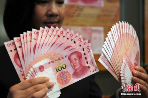 资料图：2015年新版第五套100元人民币钞票。 中新社记者 洪少葵 摄