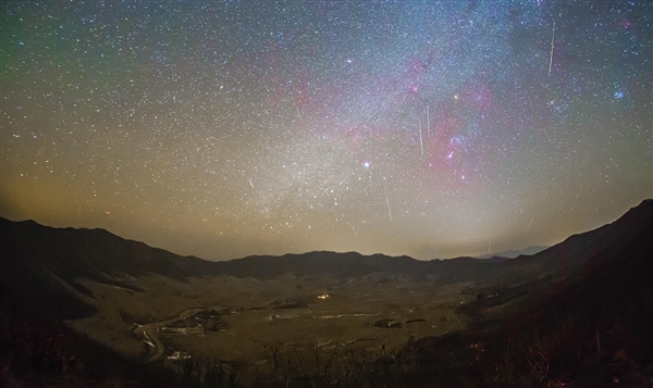 辽宁省岫岩陨石坑上空的象限仪座流星雨。摄影：罗程
