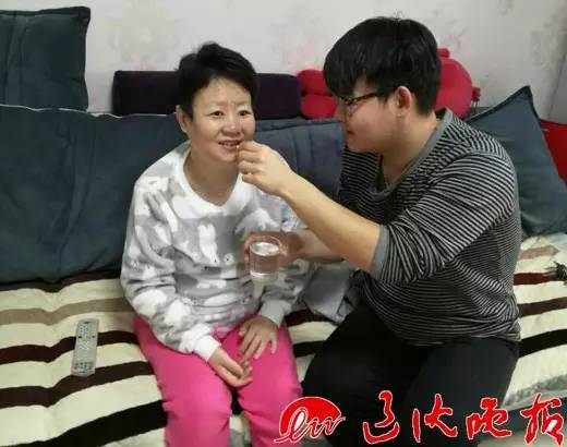 敖宁回家给妈妈喂药，此时妈妈虽然已经失明，但儿子在身边，还是非常开心。