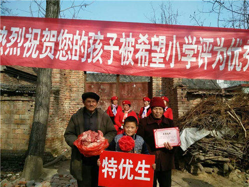在普庄村，受表彰学生刘思恩的家长刚刚从外地打工回来，看到孩子的成绩，高兴地说：“谢谢学校，谢谢孩子，今年过年俺家不用割肉啦!”