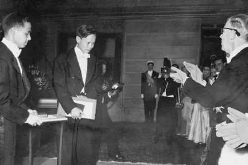 1957年，中国物理学家李政道(左)、杨振宁(中)接受诺贝尔物理学奖