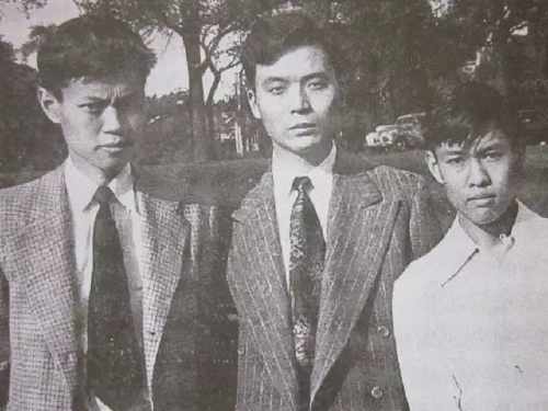 1949年摄于美国芝加哥大学。左起：杨振宁、邓稼先、杨振平。