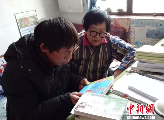 徐州“才女奶奶”86岁笔耕不辍30万字诗词传颂中国梦