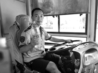 安徽公交车内56℃ 司机叮嘱乘客:别坐小心被烫