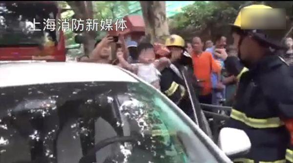 婴儿被救出。上海消防官方微博视频截图