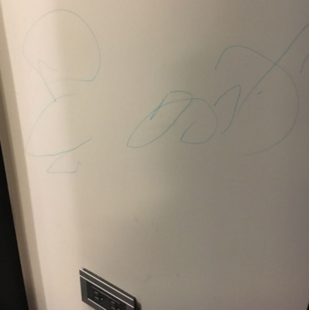 上厕所发现女儿墙壁艺术画 周杰伦跪地傻眼半小时