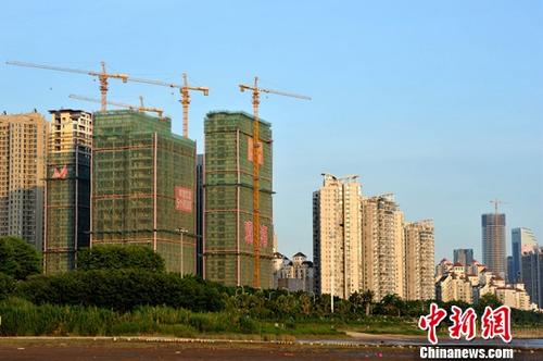 9月18日，中国国家统计局发布了2017年8月份70个大中城市住宅销售价格统计数据。数据显示，70个大中城市中，一线城市房价环比继续下降，二三线城市涨幅有所回落。图为福州正在建设中的房地产楼盘。(资料图片)<a target='_blank' href='http://www.chinanews.com/'>中新社</a>记者 张斌 摄