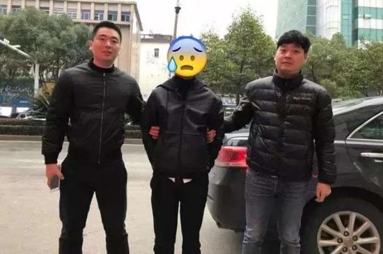12月1日，方某在江西省上饶市某旅馆门口被警方抓获。