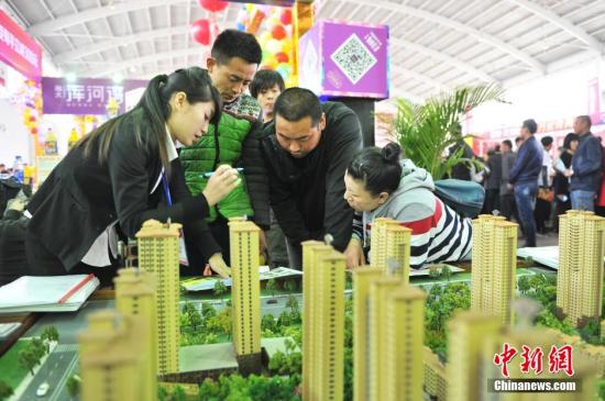 资料图：辽宁省沈阳市，春季房交会现场，销售人员在给市民讲解。孙昊声 摄