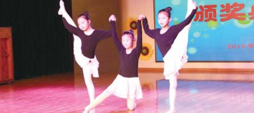 1月12日下午， 济南市七里河小学学生参加学校组织的才艺活动。 本报记者 李飞 摄