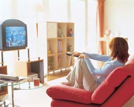 心理前沿:为何人更享受一个人看电视